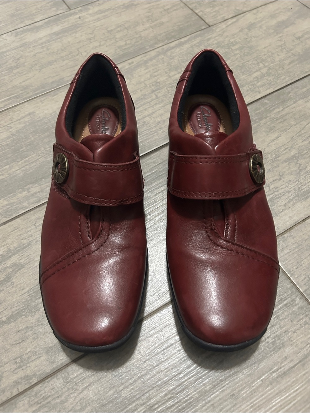 Clark Artisan women leather Slip-On Shoes with Button Strap size 9M Burgundy